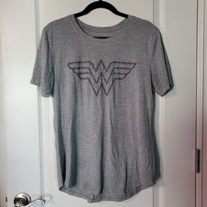 Minimalist Grey Wonder Woman Women's M t-shirt